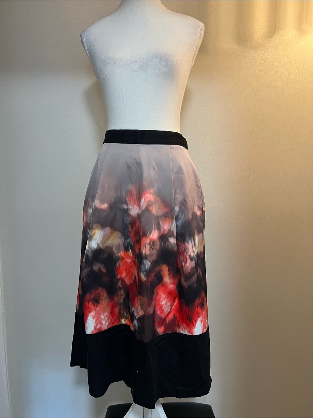 Closet Floral-Print Midi Skirt in Black, Red & Gray